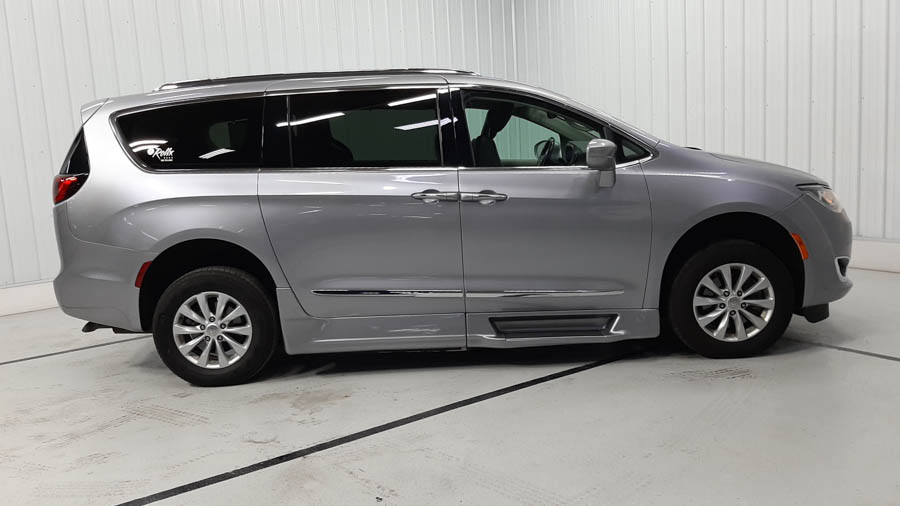 Used 2019 Chrysler Pacifica Touring L with VIN 2C4RC1BG1KR523678 for sale in Savage, Minnesota