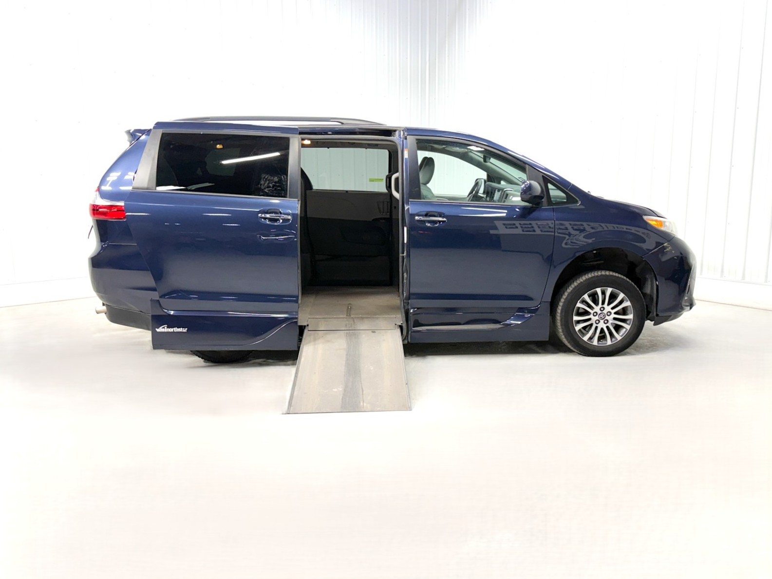 TOYOTA SIENNA XLE