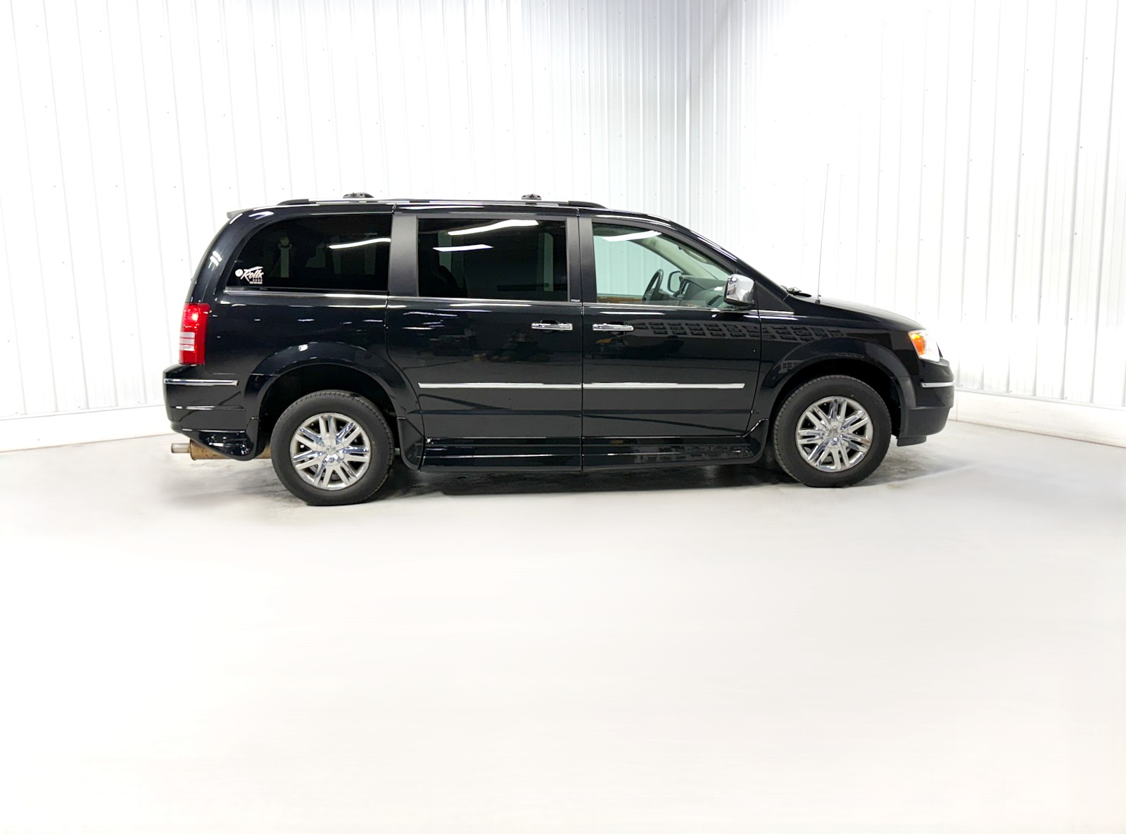 Used 2009 Chrysler Town & Country Limited with VIN 2A8HR64XX9R625228 for sale in Savage, MN