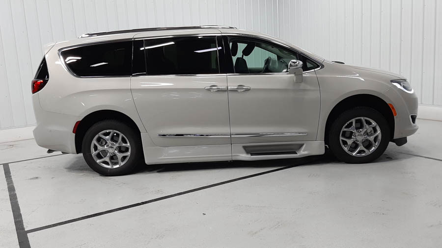 Used 2019 Chrysler Pacifica Limited with VIN 2C4RC1GG7KR669771 for sale in Savage, Minnesota