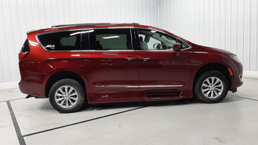 Used 2019 Chrysler Pacifica Touring L with VIN 2C4RC1BG8KR708391 for sale in Savage, Minnesota