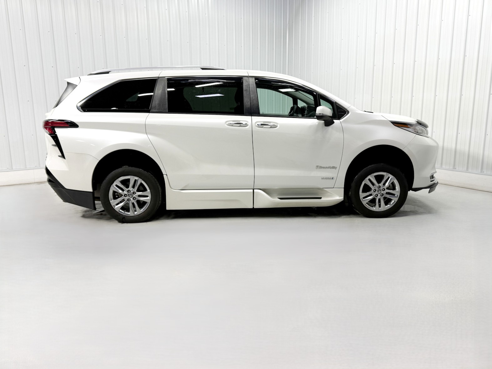 Used 2021 Toyota Sienna Limited with VIN 5TDZRKEC4MS049345 for sale in Savage, MN