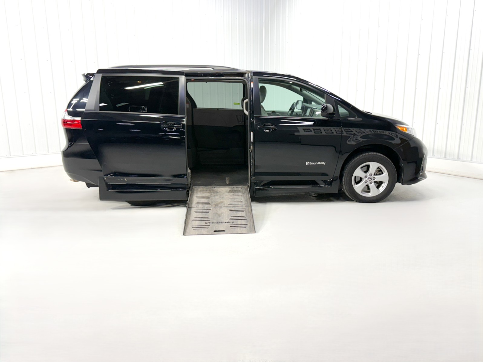 TOYOTA SIENNA LE