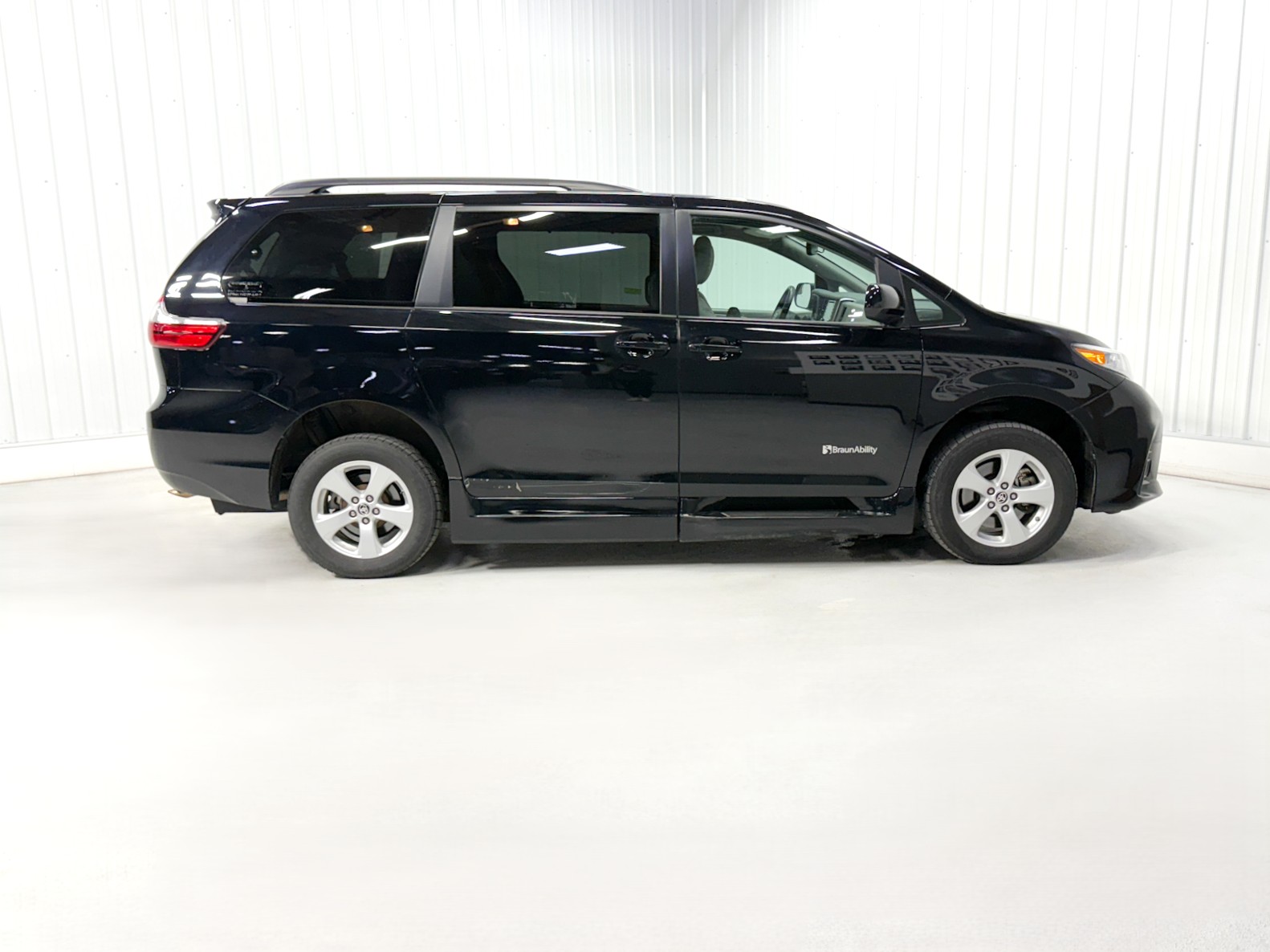 Used 2020 Toyota Sienna LE with VIN 5TDKZ3DCXLS078548 for sale in Savage, Minnesota