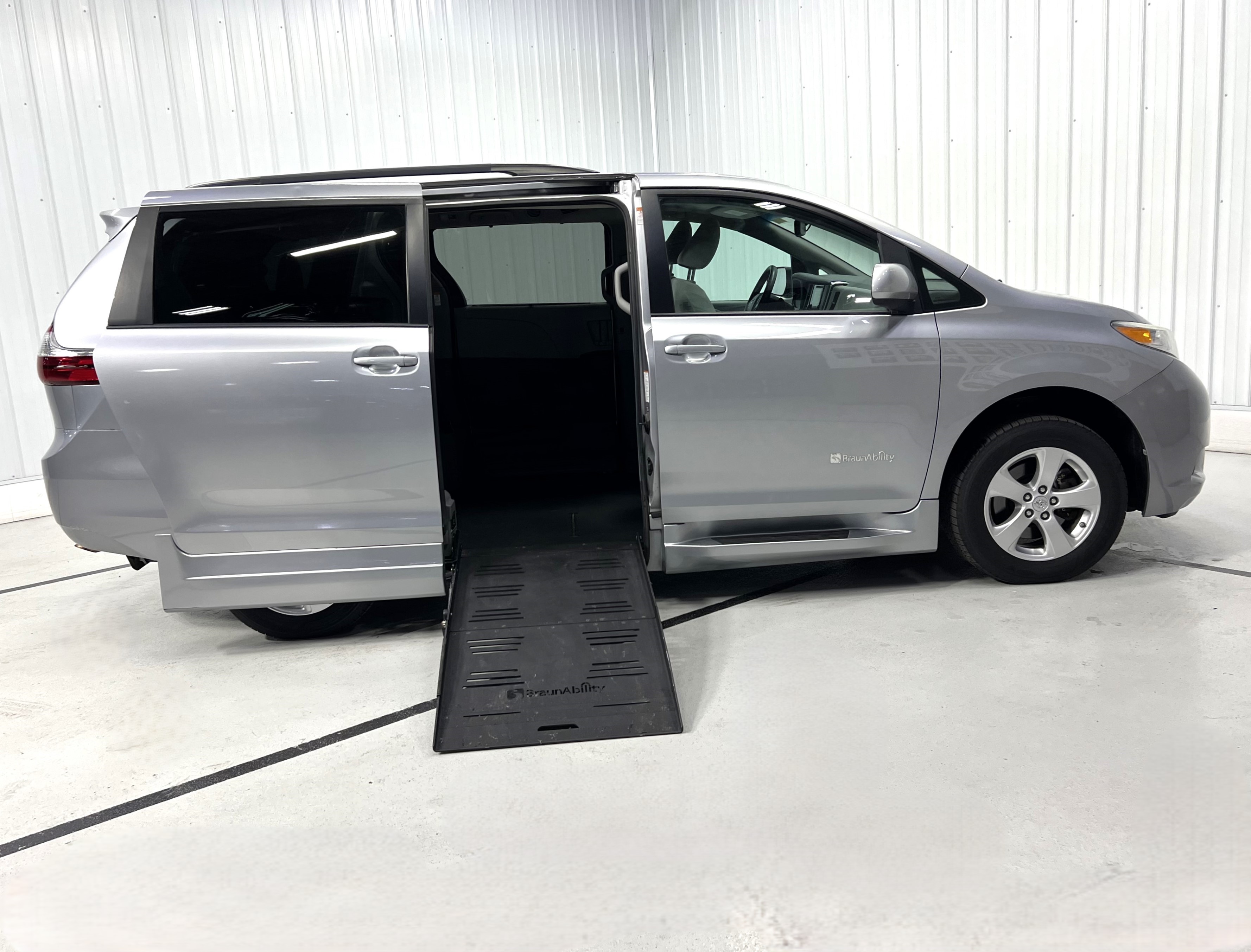 TOYOTA SIENNA LE