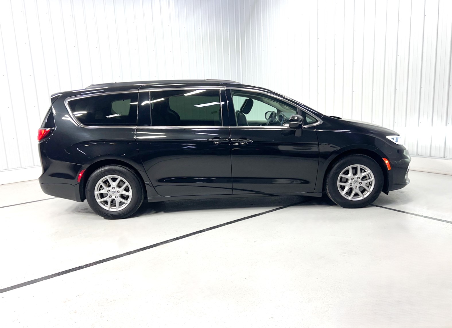 Used 2022 Chrysler Pacifica Touring L with VIN 2C4RC1BG5NR177140 for sale in Savage, MN