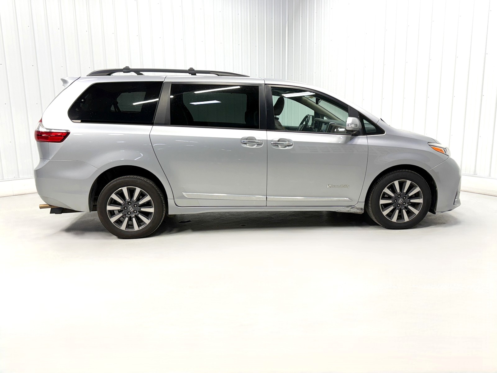 Used 2020 Toyota Sienna XLE with VIN 5TDYZ3DCXLS025276 for sale in Savage, Minnesota