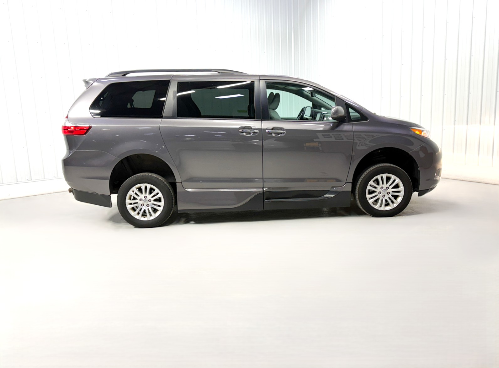 Used 2017 Toyota Sienna Limited with VIN 5TDYZ3DC7HS824522 for sale in Savage, Minnesota