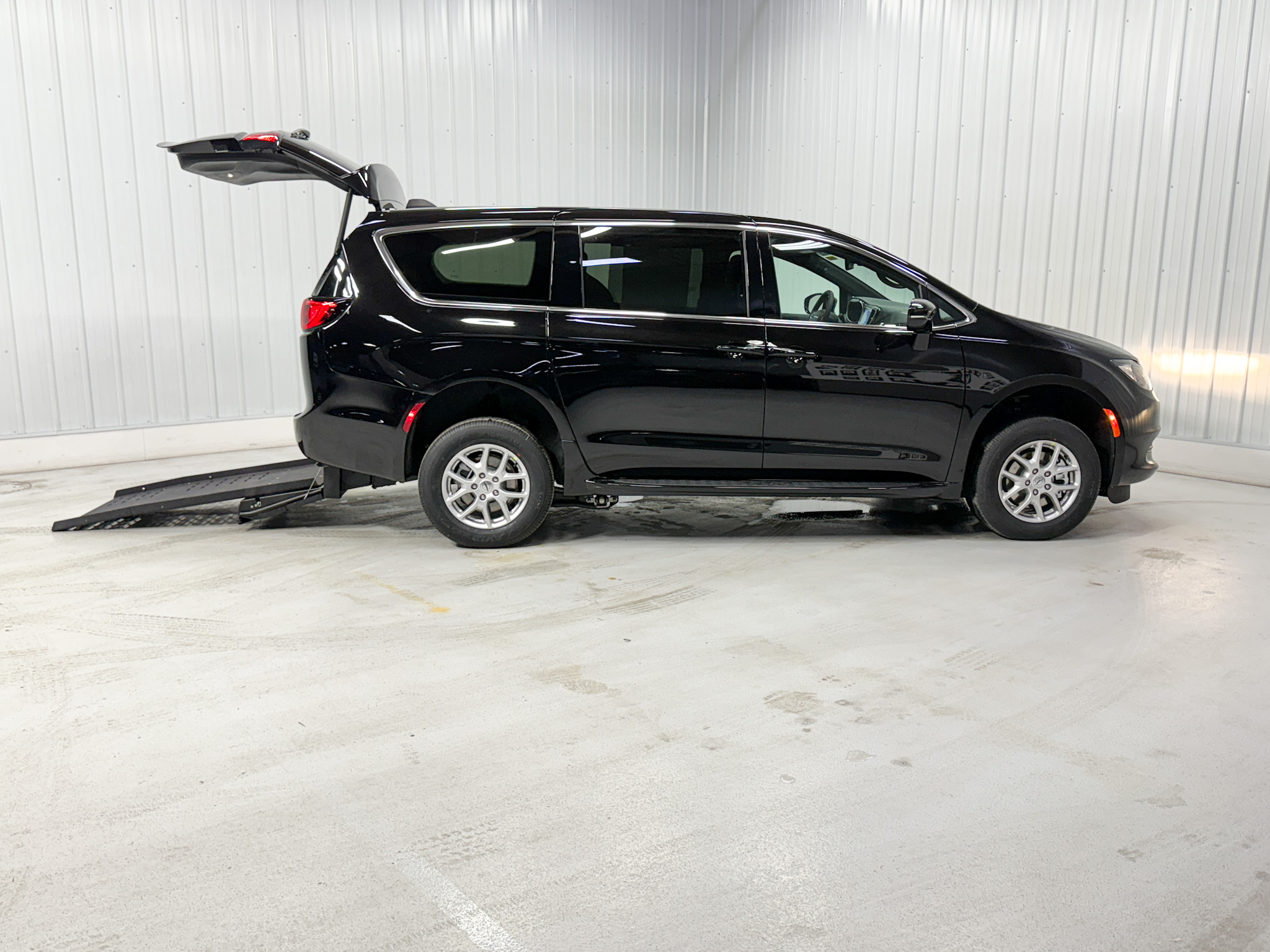 CHRYSLER VOYAGER LX REAR EN