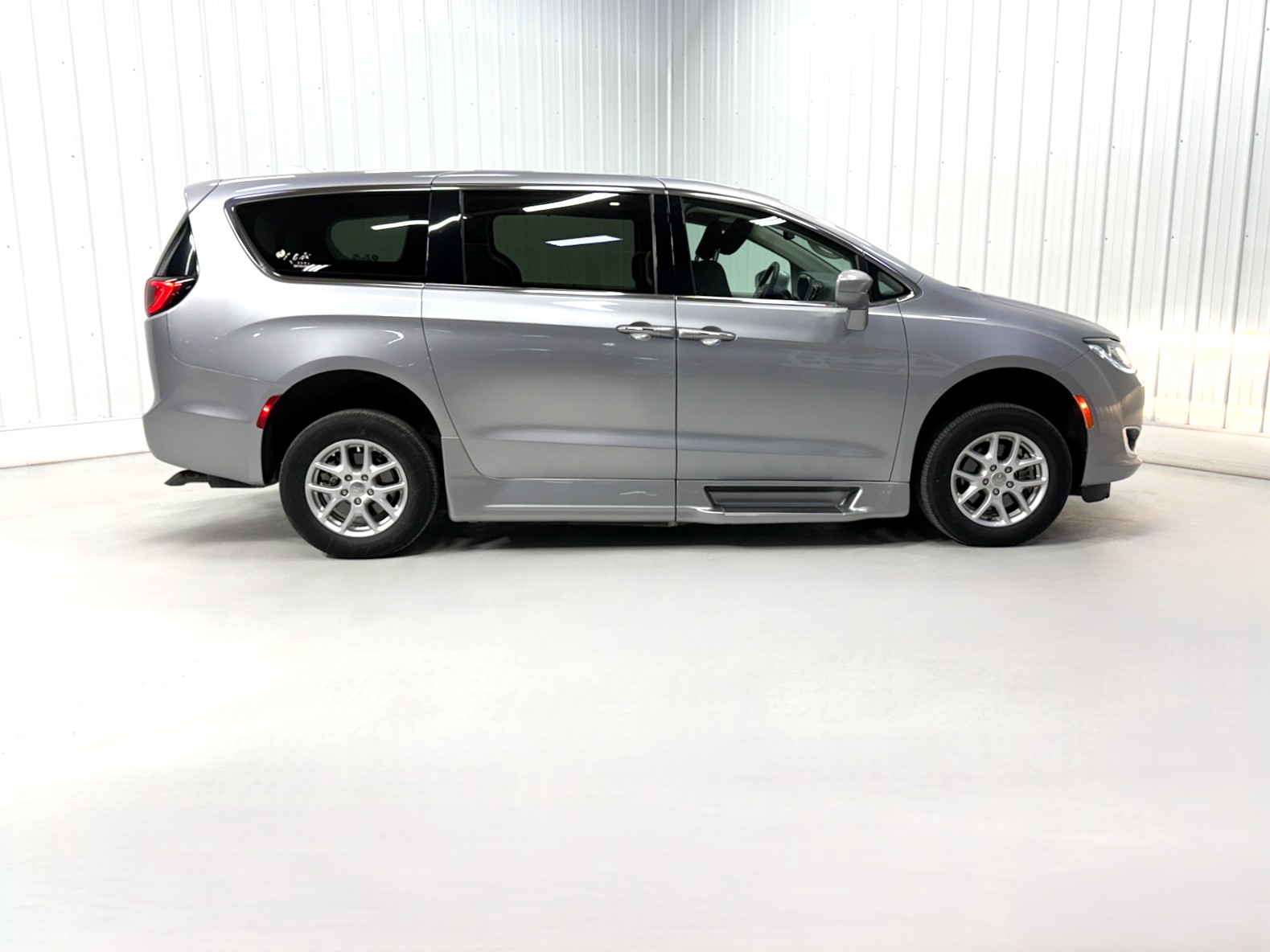 Used 2020 Chrysler Pacifica Touring with VIN 2C4RC1FG0LR237669 for sale in Savage, Minnesota