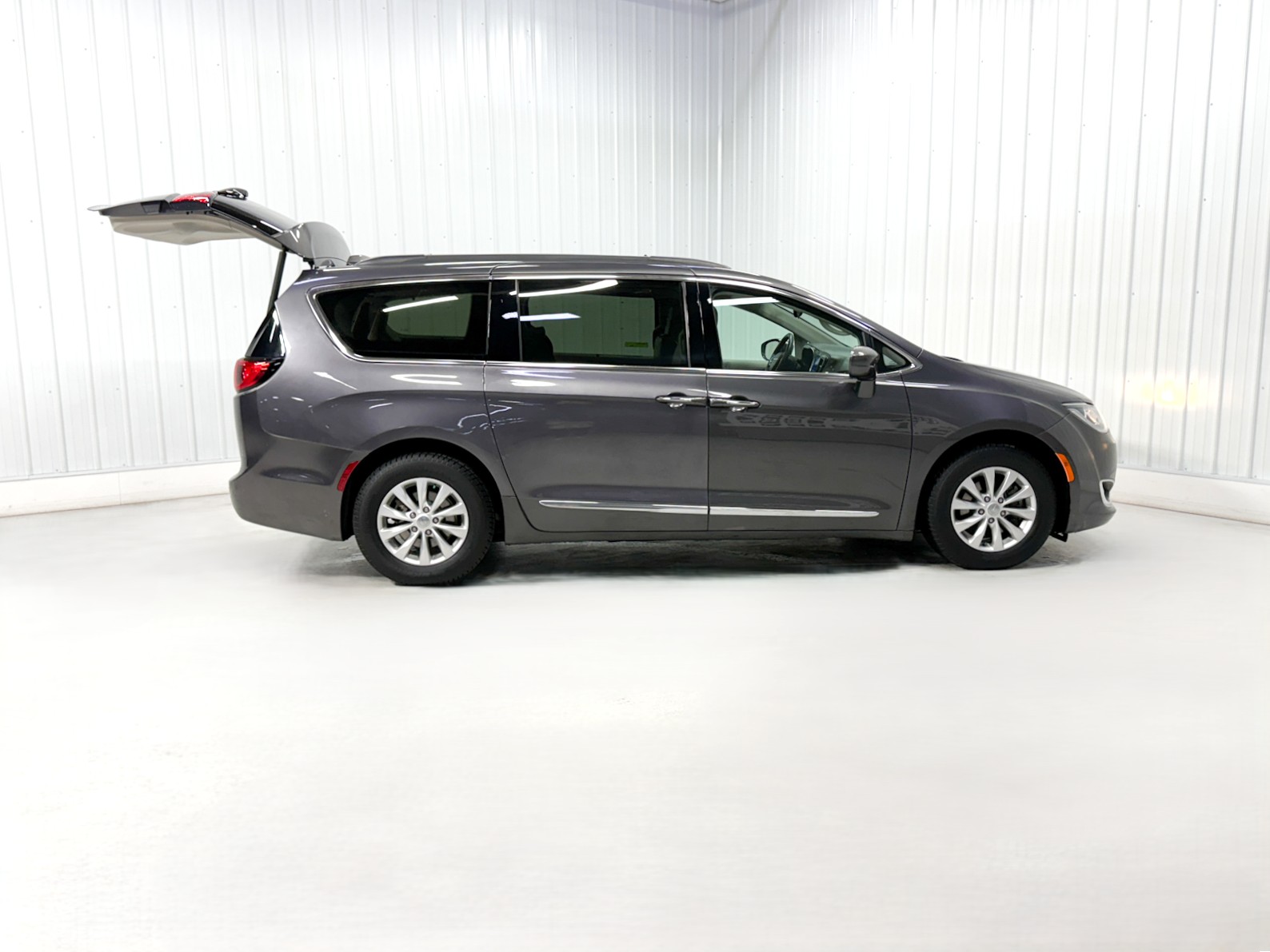 CHRYSLER PACIFICA TOURING-L