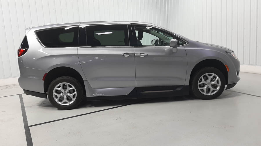 Used 2018 Chrysler Pacifica Touring Plus with VIN 2C4RC1FG5JR212442 for sale in Savage, Minnesota