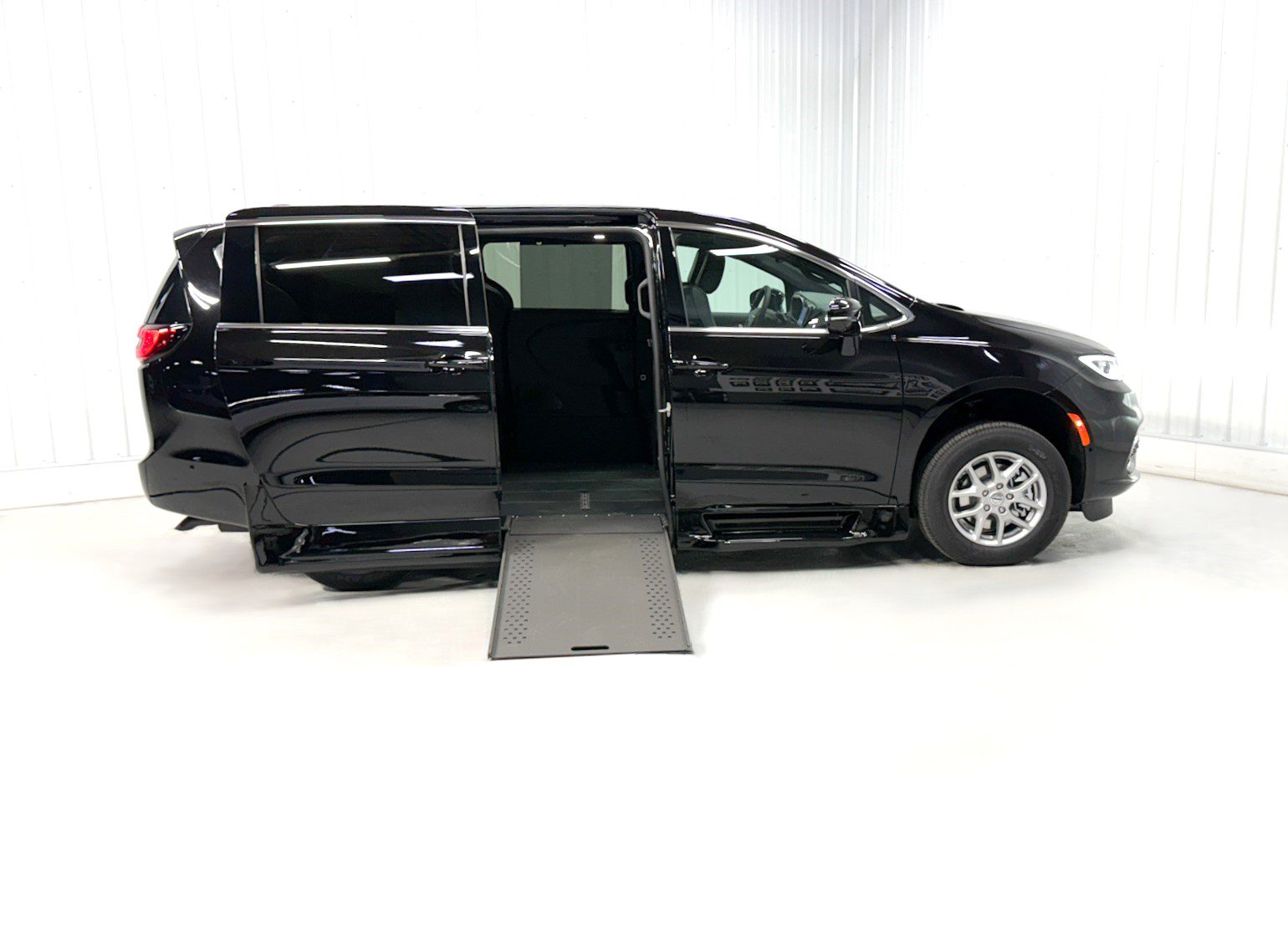 2024 chrysler pacifica ada van